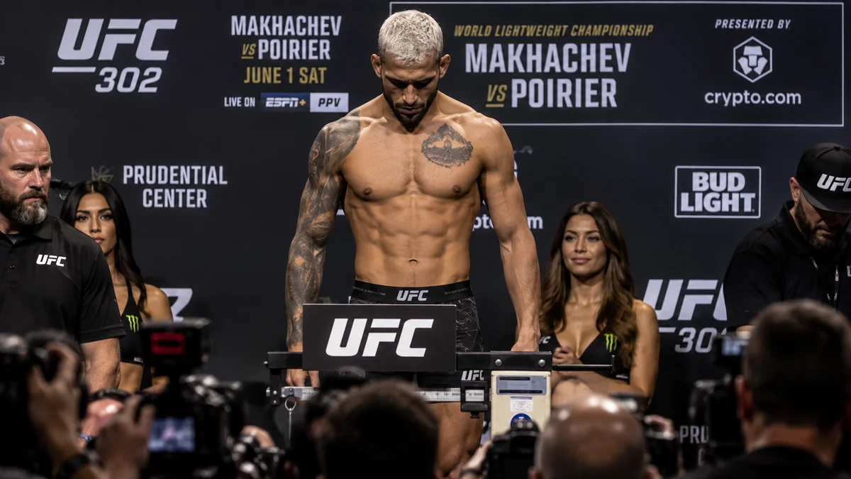Lutador sem camisa na balança durante a pesagem oficial do UFC 302, cercado por fotógrafos