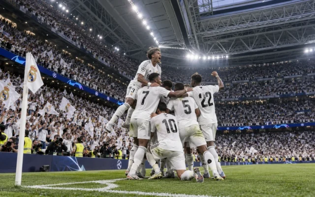 Jogadores do Real Madrid comemoram gol no Santiago Bernabéu lotado, com o placar em 2 a 1