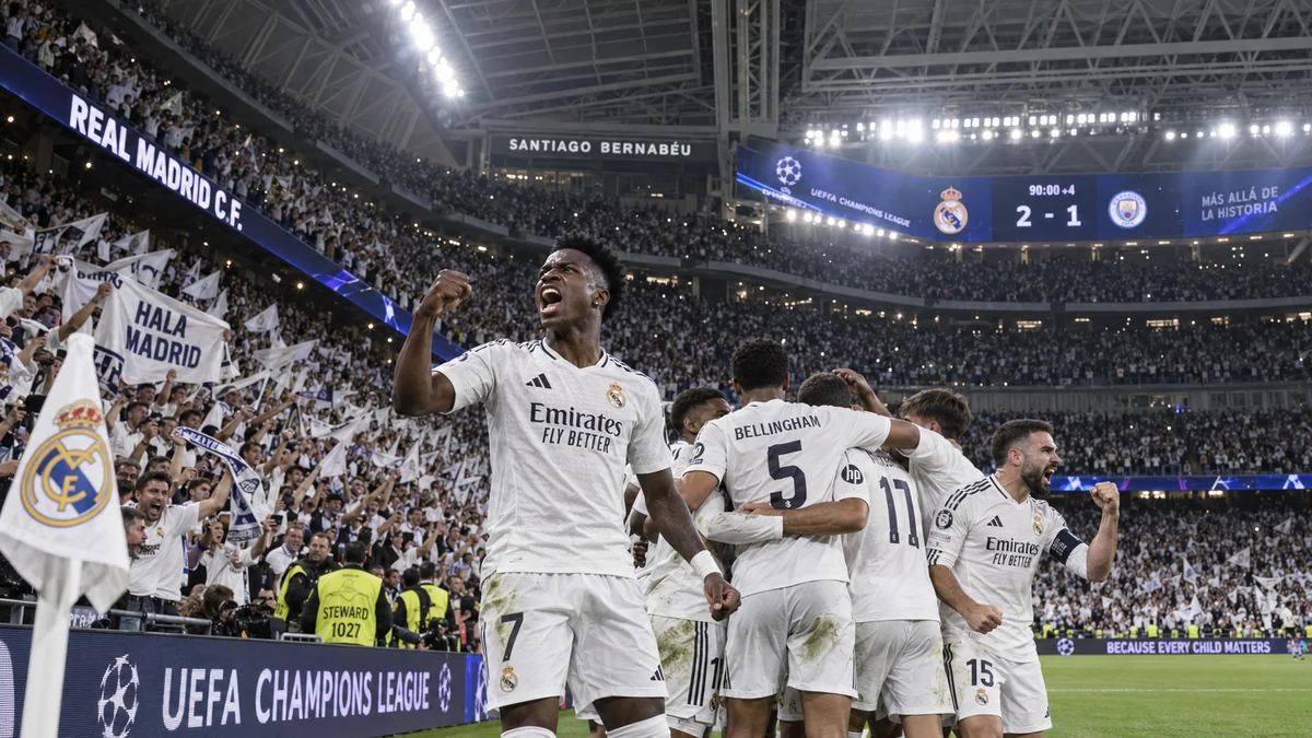 Jogadores do Real Madrid comemoram gol no Santiago Bernabéu lotado, com o placar em 2 a 1