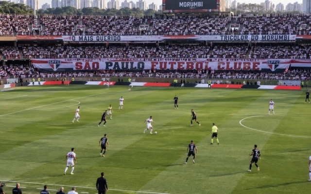 Vista do alto do Morumbis com o São Paulo trocando passes no campo de ataque
