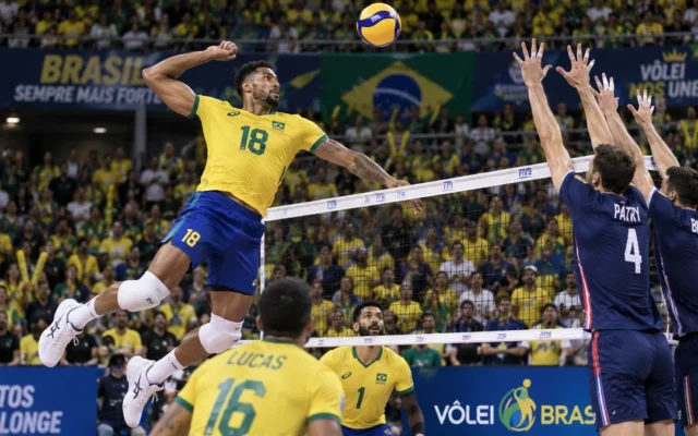 Atacante da Seleção Brasileira salta para cortar a bola contra o bloqueio adversário