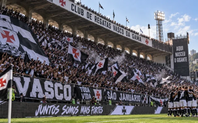 Torcida do Vasco com bandeiras e faixas nas arquibancadas de São Januário